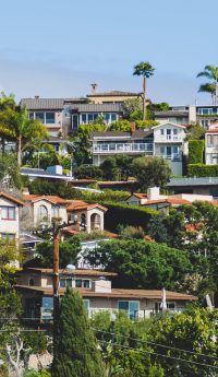 expensive-homes-houses-real-estate-perched-on-a-2024-11-30-11-20-57-utc-min